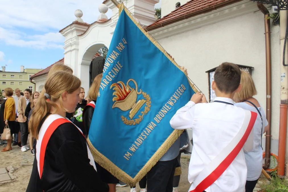 Jarocin. Odsłonięcie tablicy poświęconej kolporterom gazety konspiracyjnej "Dla Ciebie, Polsko" i koncert patriotyczny w JOK-u