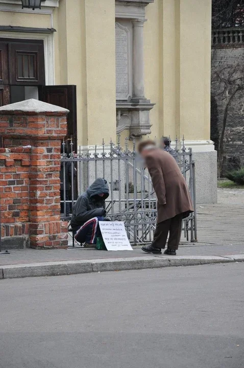 Samotny pod kościołem