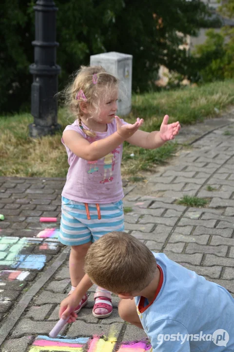 Dzieci z Gostynia malowały schody na Górę Zamkową