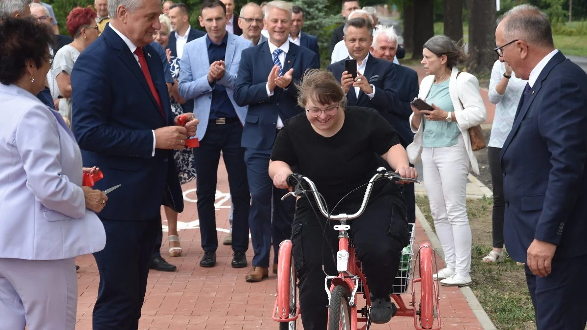 Otwarto nową ścieżkę w Pępowie i drogę w Babkowicach. Minister przywiózł także dobrą nowinę dla strażaków - Zdjęcie główne