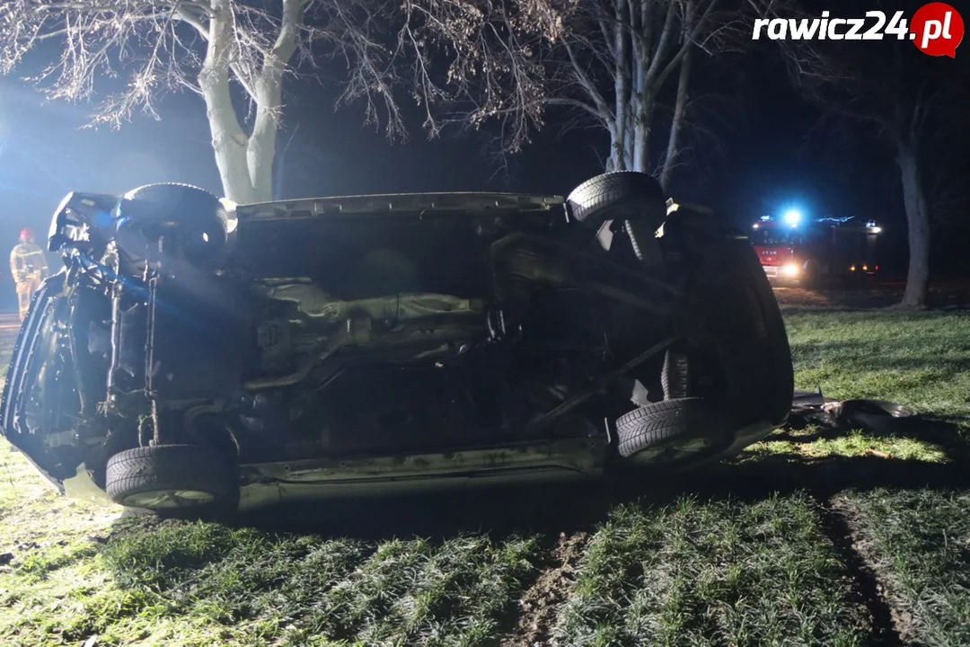 Pod Dłonią auto koziołkowało i dachowało