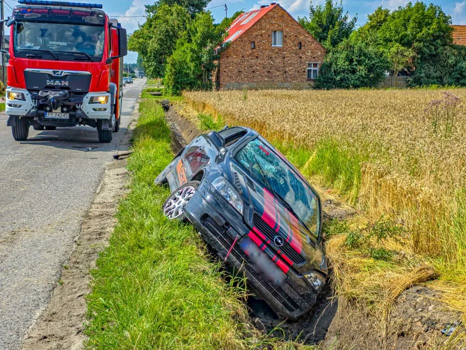 Pijany kierowca zakończył jazdę w rowie
