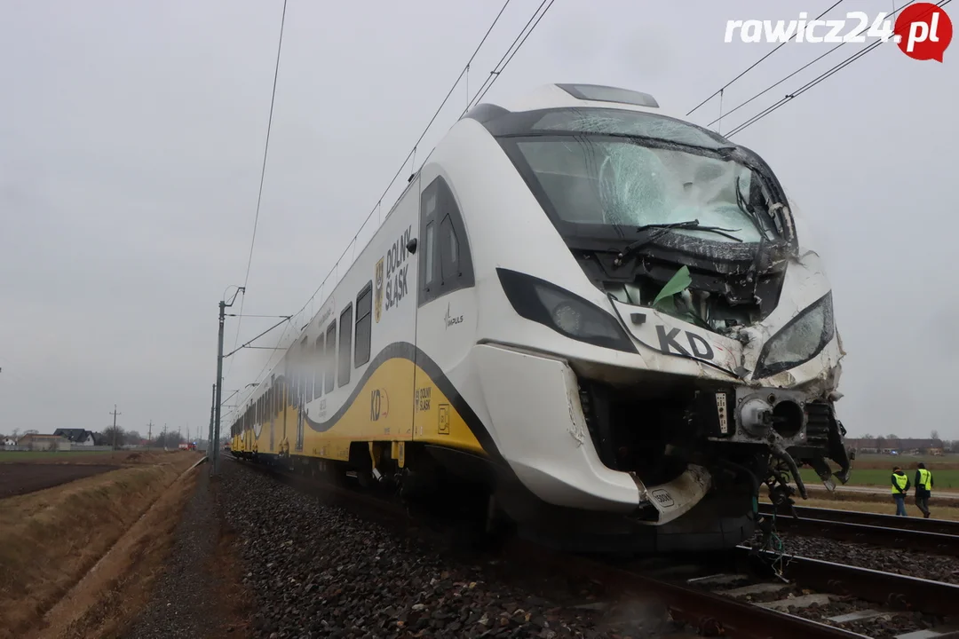 Pociąg Kolei Dolnośląskich po wypadku w Kątach (gm. Rawicz)