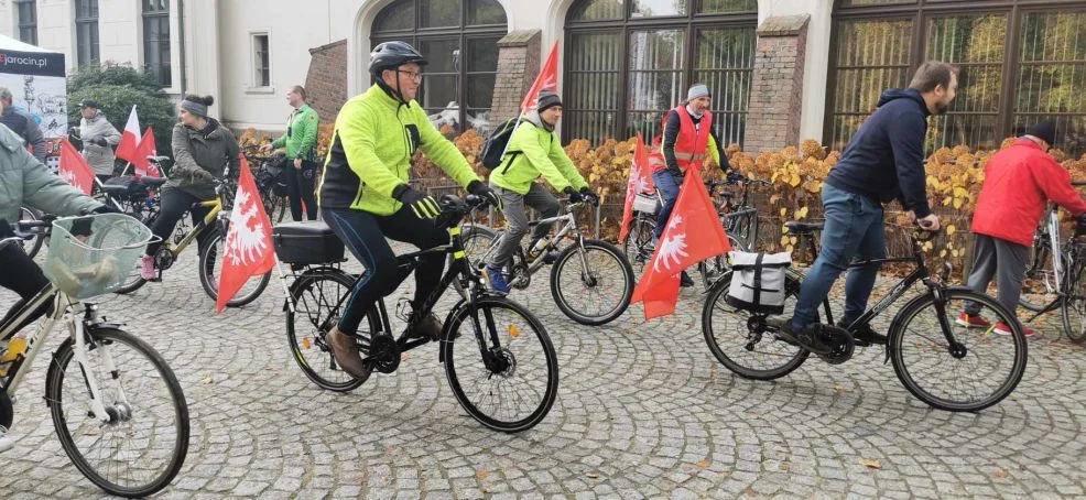 Sztafeta Niepodległościowa z RoweLOVE Jarocin ruszyła spod pałacu Radolińskich [ZDJĘCIA] - Zdjęcie główne