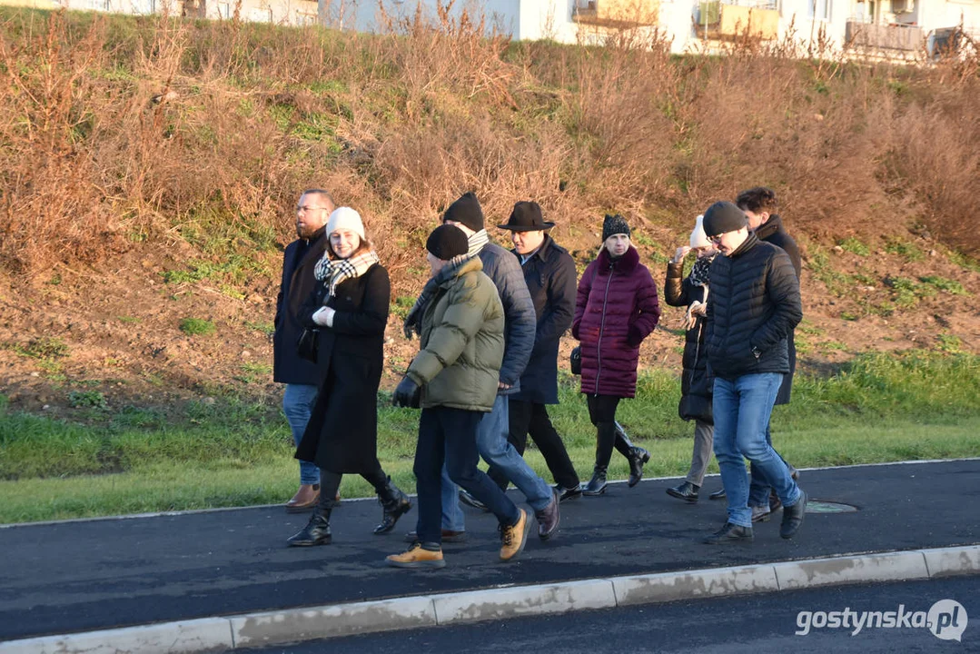 Otwarcie nowej drogi w Gostyniu - spacer samorządowców i mieszkańców