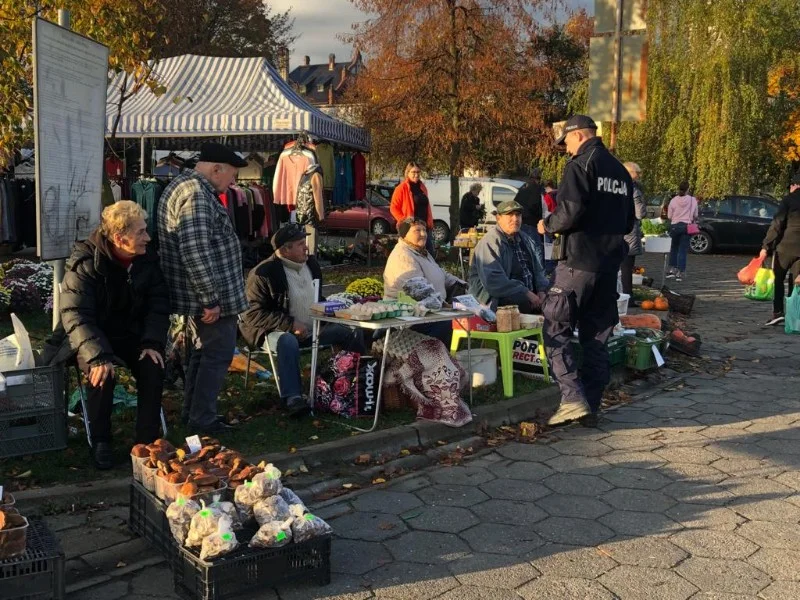 Rawiccy policjanci na targowisku. Ostrzegali przed oszustami