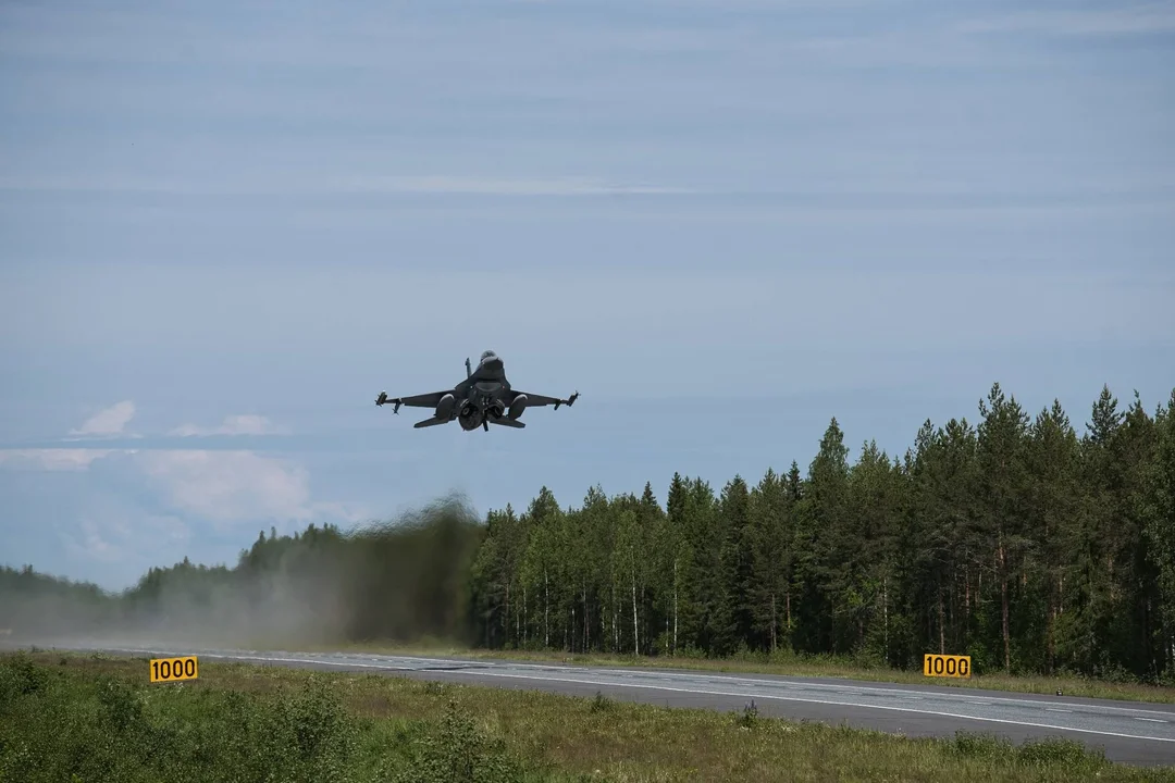 F-16 lądowały na drodze w Finlandii