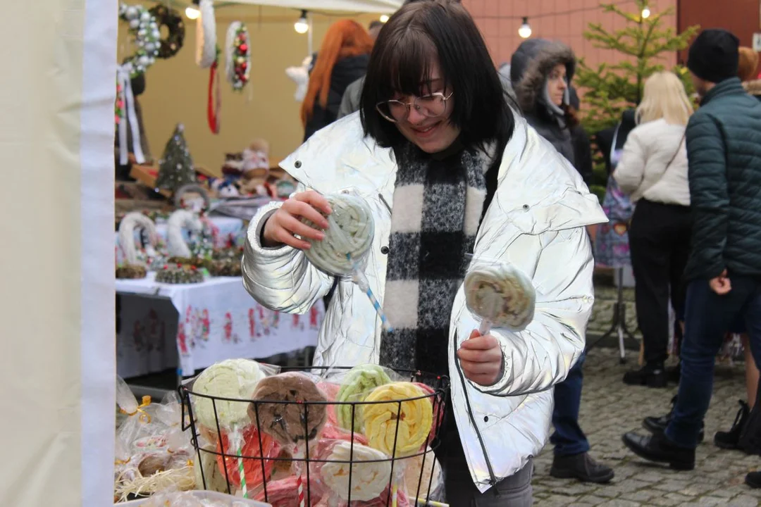 W Jarocinie trwa Jarmark Świąteczny. Zobacz, co można kupić