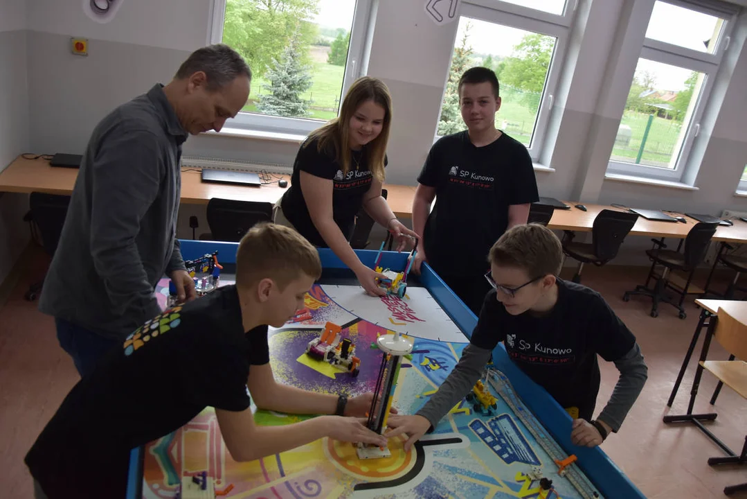 LEGOmaniacy - drużyna ze Szkoły Podstawowej w Kunowie z nagrodami z regionalnego oraz ogólnopolskiego turnieju FIRST LEGO LEAGUE