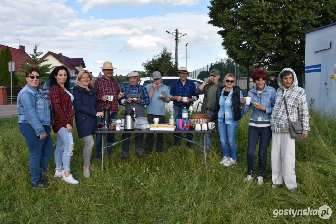 Weszli z kosami do  ogólnodostępnego sadu w Borku Wkp.