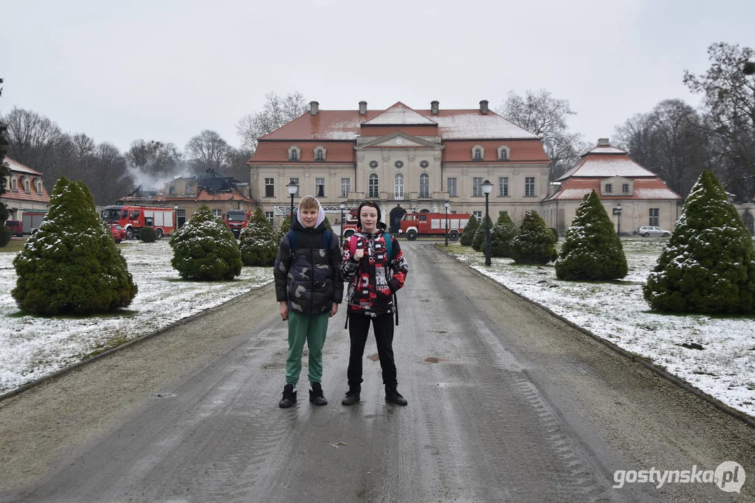 Pożar pałacu w Pępowie. Straż pożarna porządkuje pogorzelisko