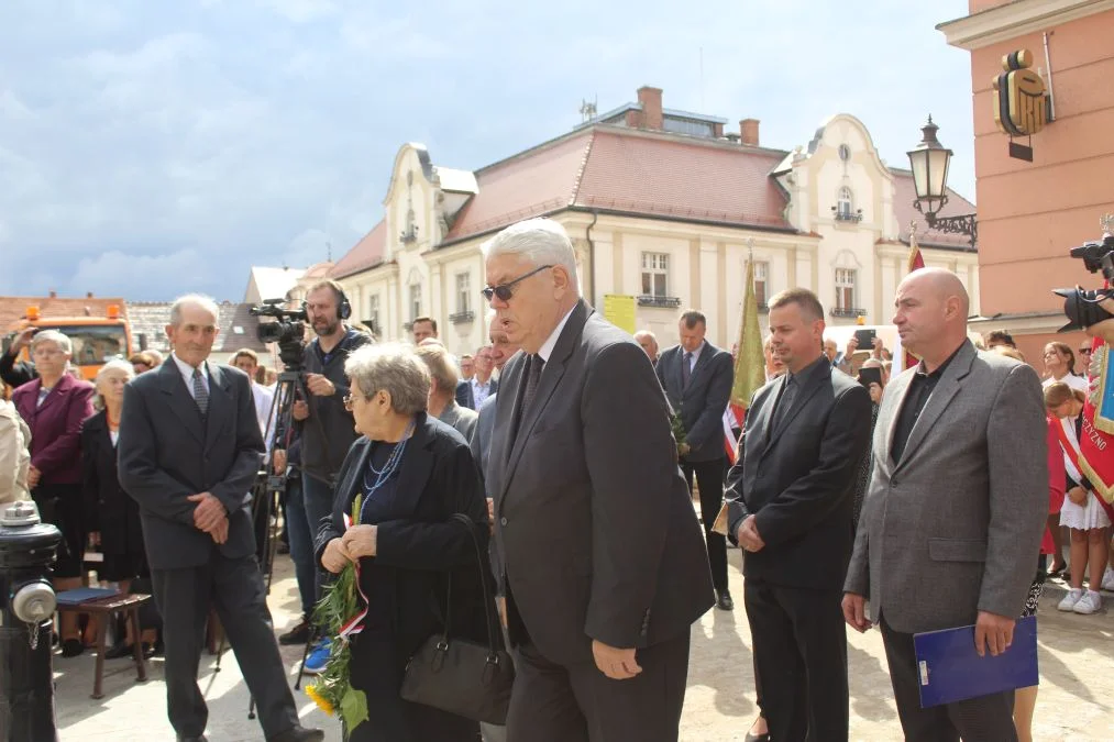 Jarocin. Odsłonięcie tablicy poświęconej kolporterom gazety konspiracyjnej "Dla Ciebie, Polsko" i koncert patriotyczny w JOK-u