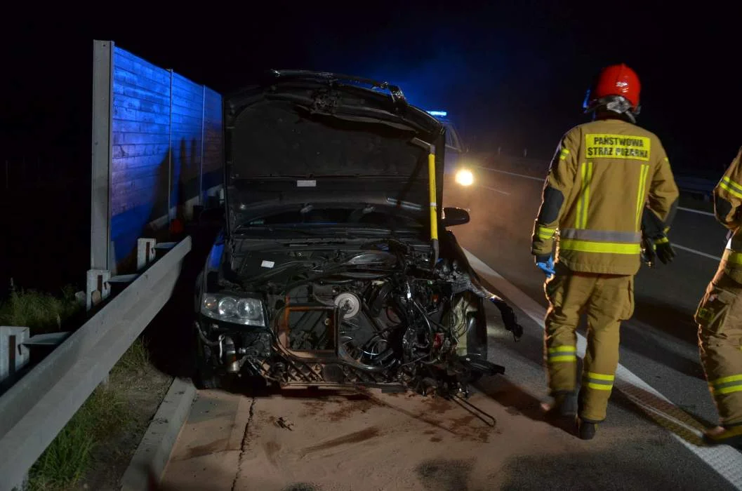 Pijany kierowca audi uderzył w bariery energochłonne na obwodnicy Jarocina - Zdjęcie główne