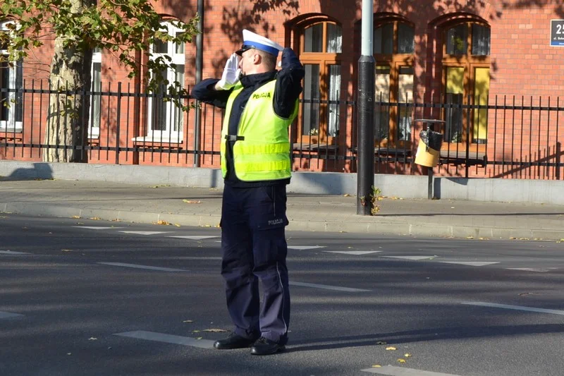 Policjant kieruje ruchem. Jak się zachować?