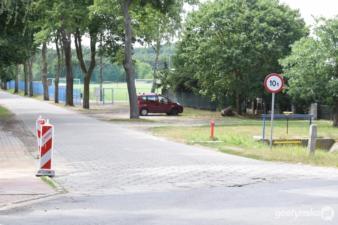 Kierowcy łamią zakaz wjazdu na most przy ul. Dworcowej w Piaskach