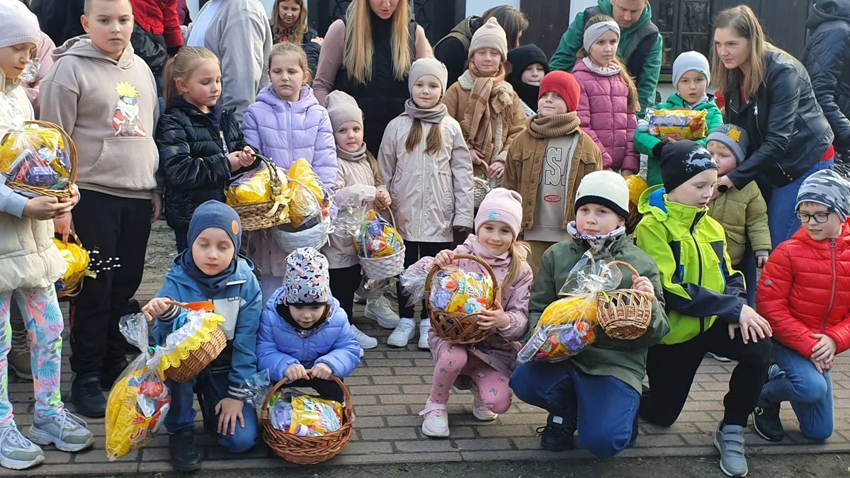 Tłumy dzieci szukały zajączka w Grabonogu - Zdjęcie główne