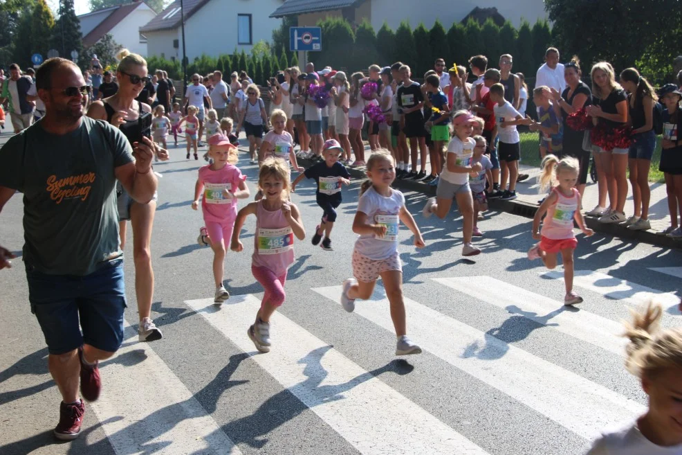 Bieg Władka i Bieg. im. Stanisława Mikołajczyka w Dobrzycy. Młodzi sportowcy dali z siebie wszystko [ZDJĘCIA] - Zdjęcie główne