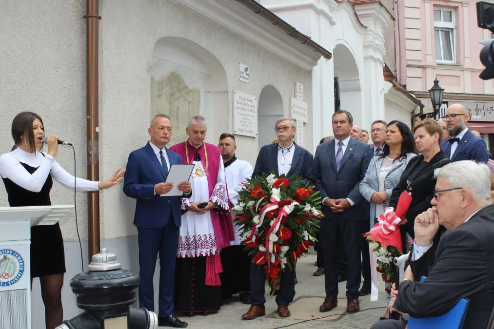 Jarocin. Odsłonięcie tablicy poświęconej kolporterom gazety konspiracyjnej "Dla Ciebie, Polsko" i koncert patriotyczny w JOK-u