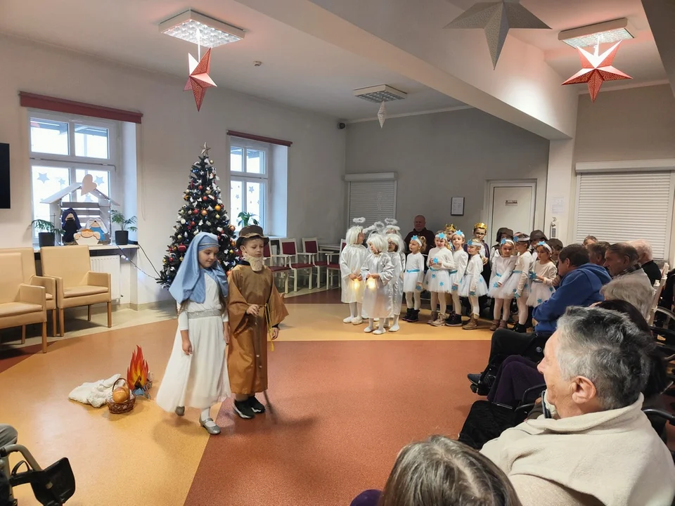 To były piękne jasełka. Przedszkolaki ze "Słonecznego" wystąpili w DPS w Pleszewie - Zdjęcie główne