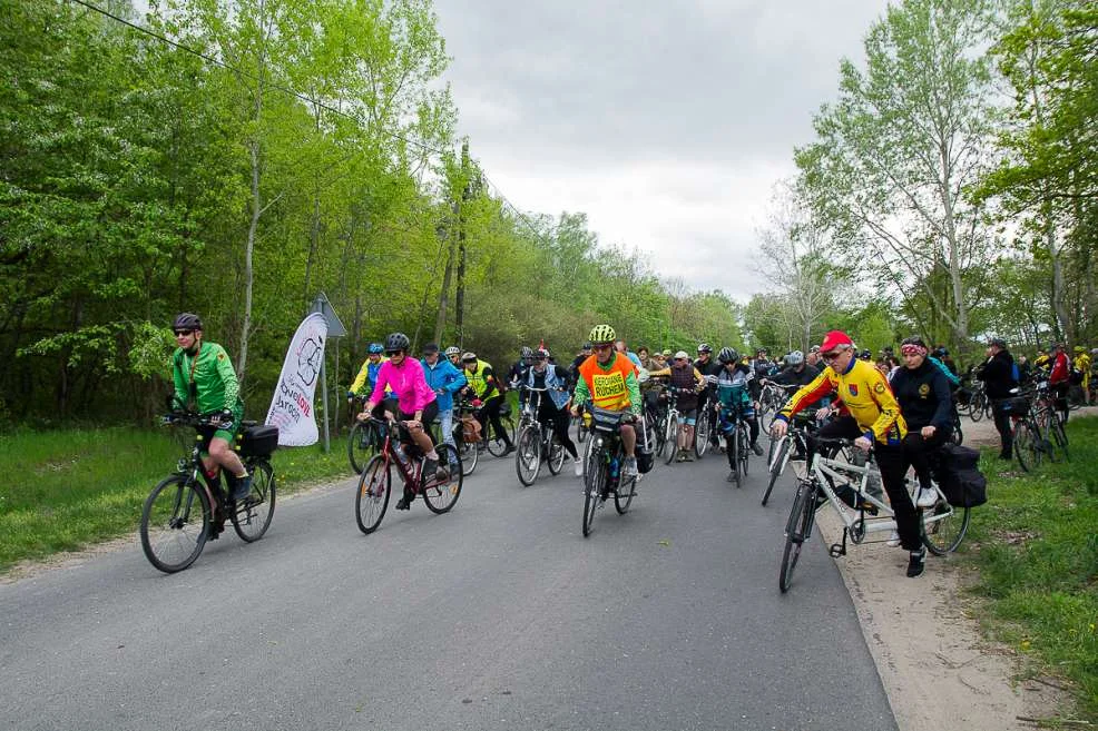Rajdem do Śmiełowa 150-osobowa grupa rowerzystów sportowo pożegnała mistrza kolarskiego Macieja Paterskiego [ZDJĘCIA] - Zdjęcie główne