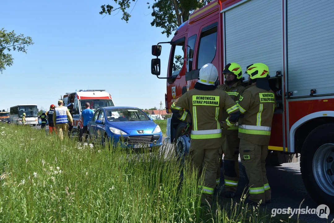 Kolizja na drodze powiatowej w Lipiu (gm. Piaski). Przewrócony samochód w polu