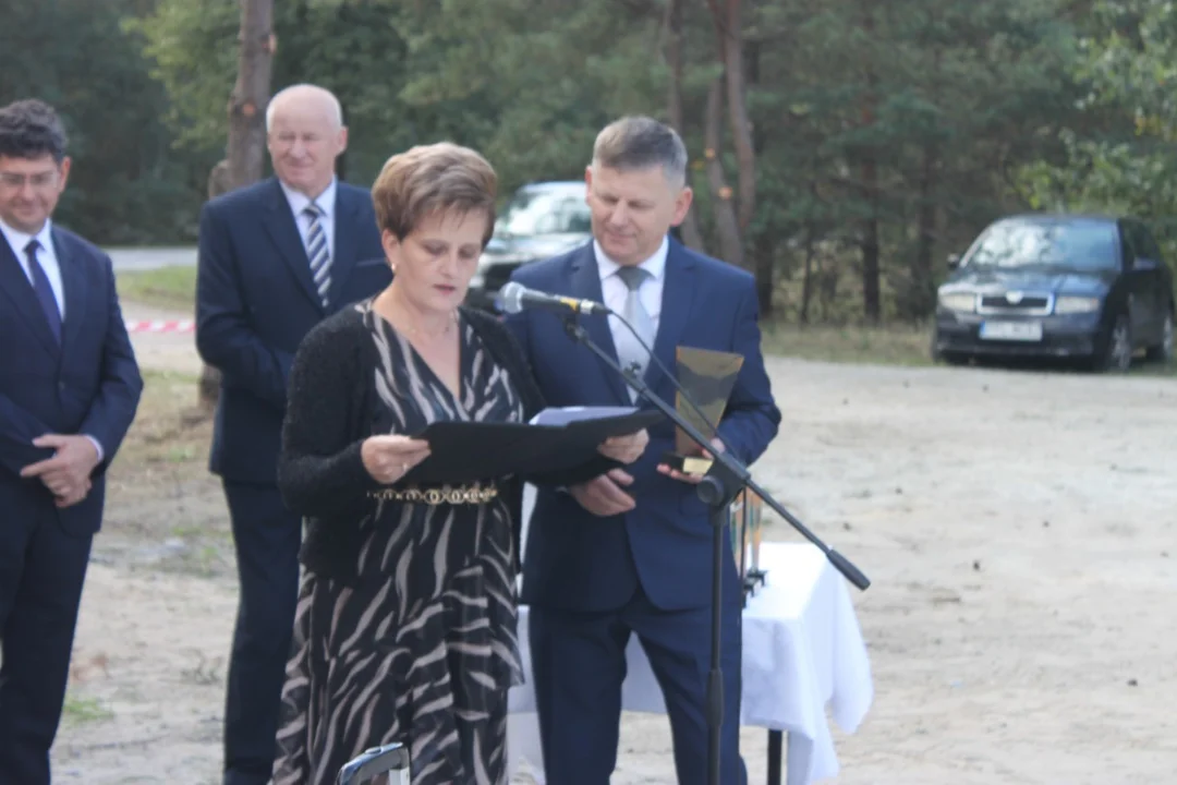 Minister Marlena Maląg otworzyła drogę Białobłoty-Orlina Duża. Towarzyszyli jej posłowie i samorządowcy