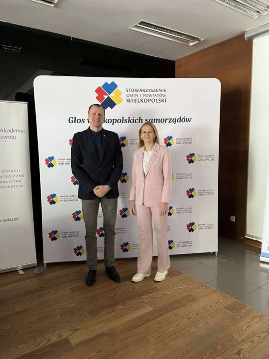 Burmistrz Jarocina Urszula Wyremblewska-Korzyniewska ze starostą jarocińskim Mariuszem Stoleckim