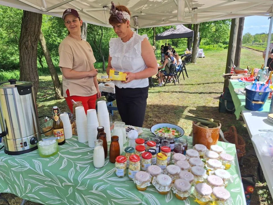 Weseli Ogrodnicy na drezynach. Piknik dla Fundacji Ogród Marzeń na stacji Brzostów Wlkp.