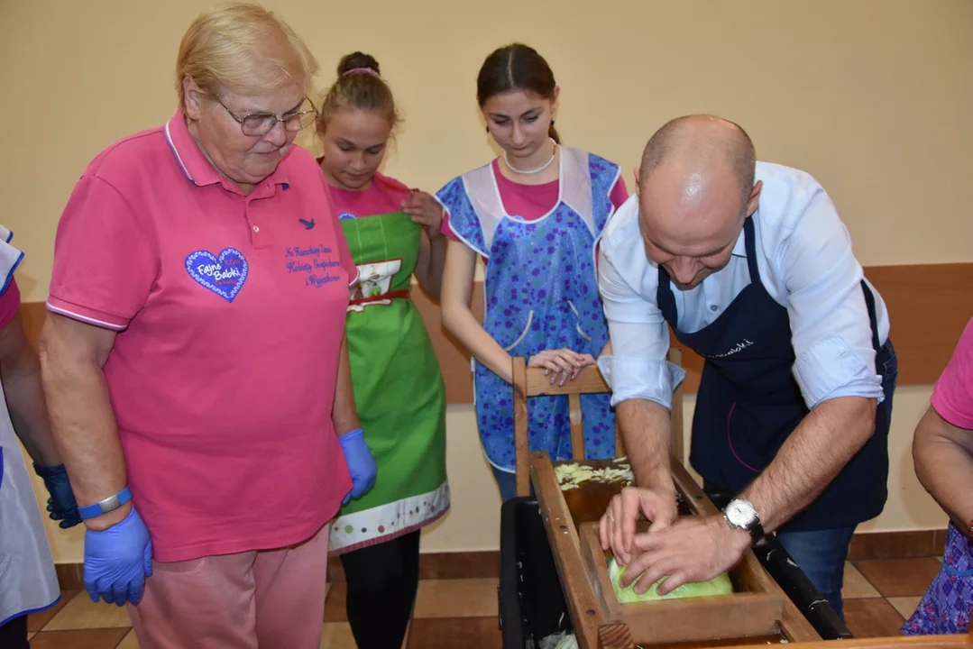 Starosta tarł i ubijał kapustę, a "Fajne Babki" przygotowały smakołyki z dyni (FOTO, WIDEO) - Zdjęcie główne