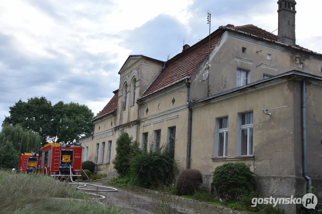 Pożar w zabytkowym pałacu w Wydawach, gm. Poniec