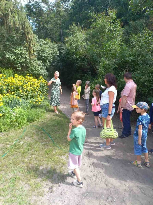 "Dzieci w pałacu - zabawa i obowiązki"