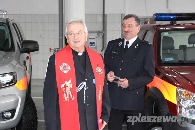 Strażacy z powiatu pleszewskiego odebrali nowe auta i świadczenia