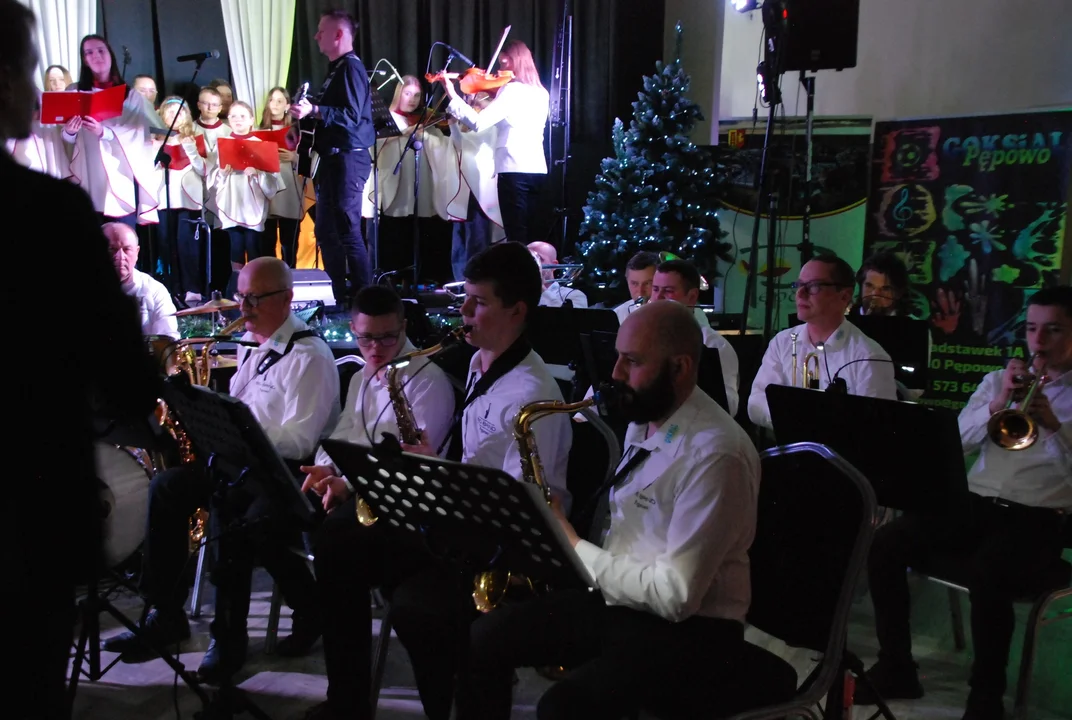 Koncert kolęd Big Band Pępowo i Schola Nutki św. Michała Archanioła z Pogorzeli