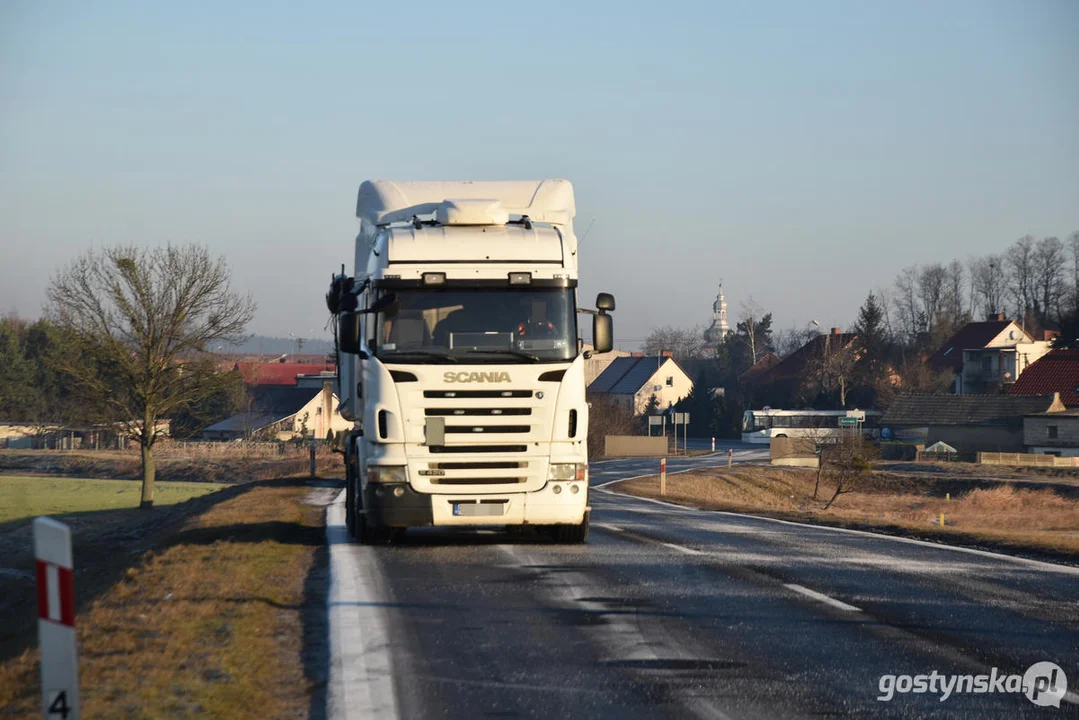 Wypadek na DW434 Gostyń - Poznań. Zderzyły się trzy samochody