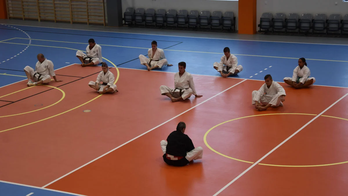 TKKF Tęcza na historycznym treningu. Inauguracja zajęć sportowych w nowej hali ZSZ w Gostyniu - Zdjęcie główne