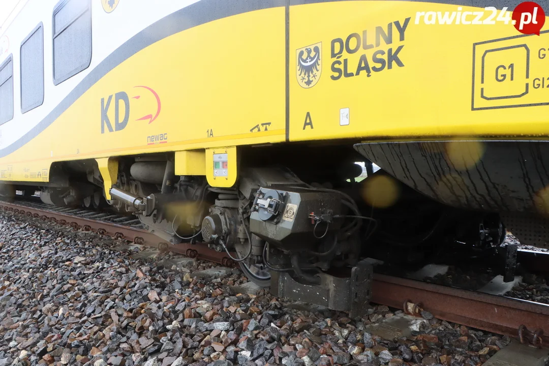 Pociąg Kolei Dolnośląskich po wypadku w Kątach (gm. Rawicz)