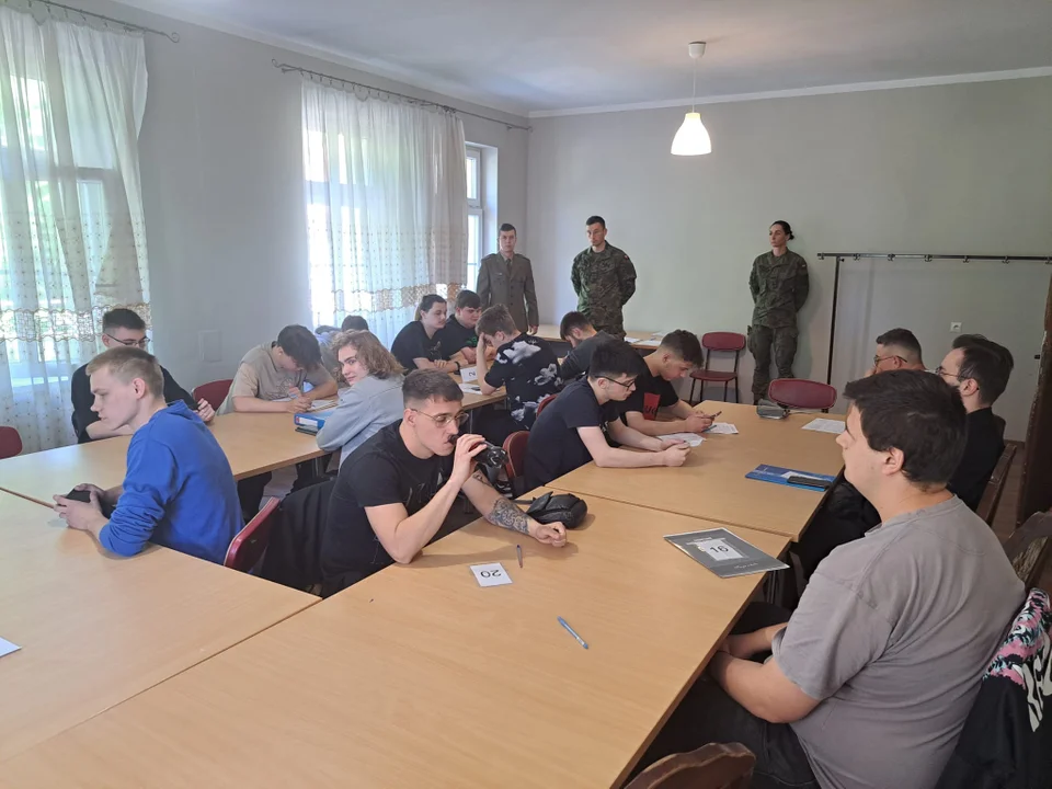 Ruszyła kwalifikacja wojskowa w Pleszewie. Ile osób stanie przed komisją?  [ZDJĘCIA] - Zdjęcie główne