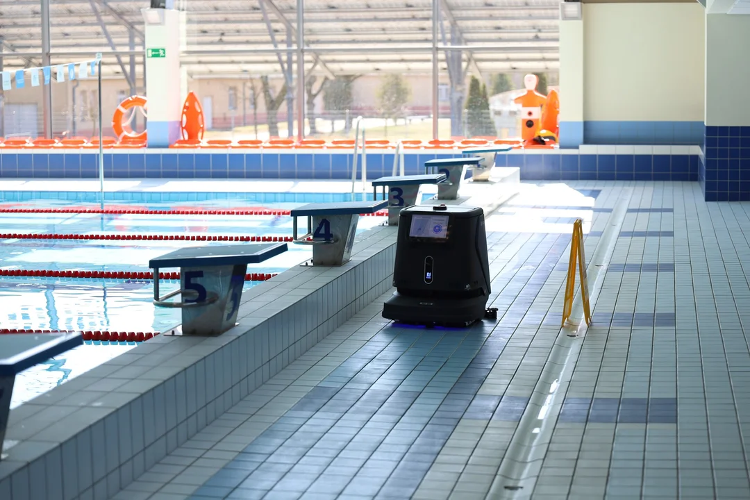 Nowy "pracownik" na pleszewskim basenie. "Nie gryzie, nie szczypie, ale za to mruga do klientów"