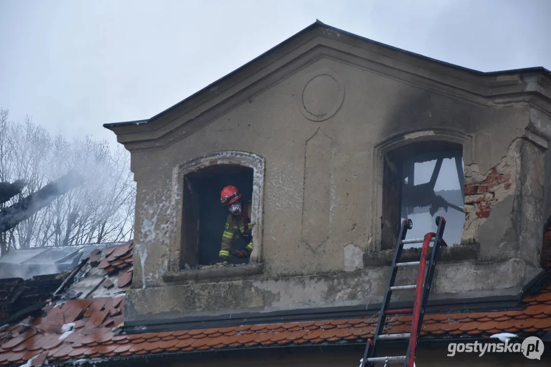 Pożar pałacu w Pępowie. Straż pożarna porządkuje pogorzelisko