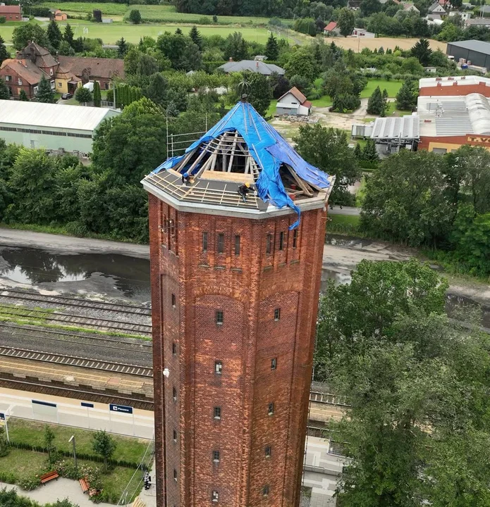 Zabytkowa wieża ciśnień w Kowalewie przechodzi remont
