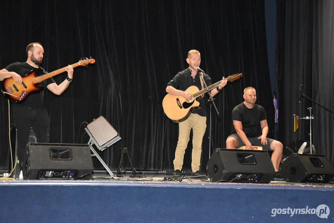 Wspomnienie o Ryszardzie Riedlu - koncert GRZEGORZA HERMANA w GOK Hutnik