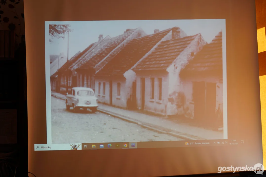 Miłośnicy starych fotografii w pogorzelskiej bibliotece