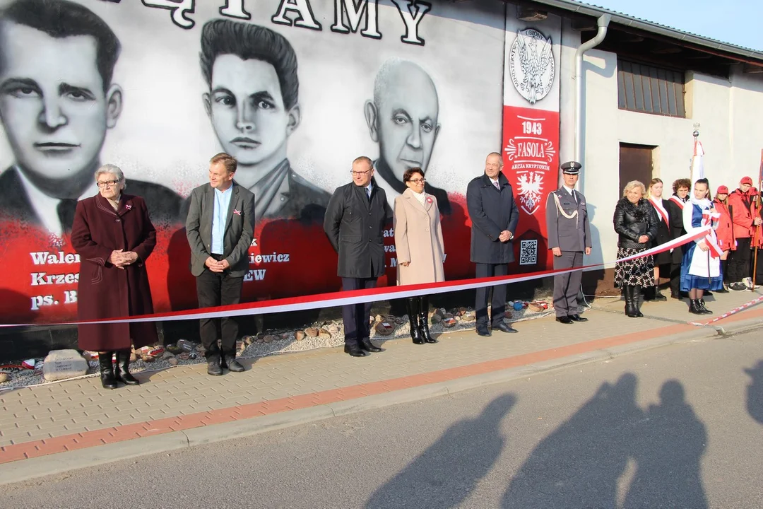 Mural upamiętniający zrzut broni dla Armii Krajowej odsłonięto w Czerminie w ubiegłym roku