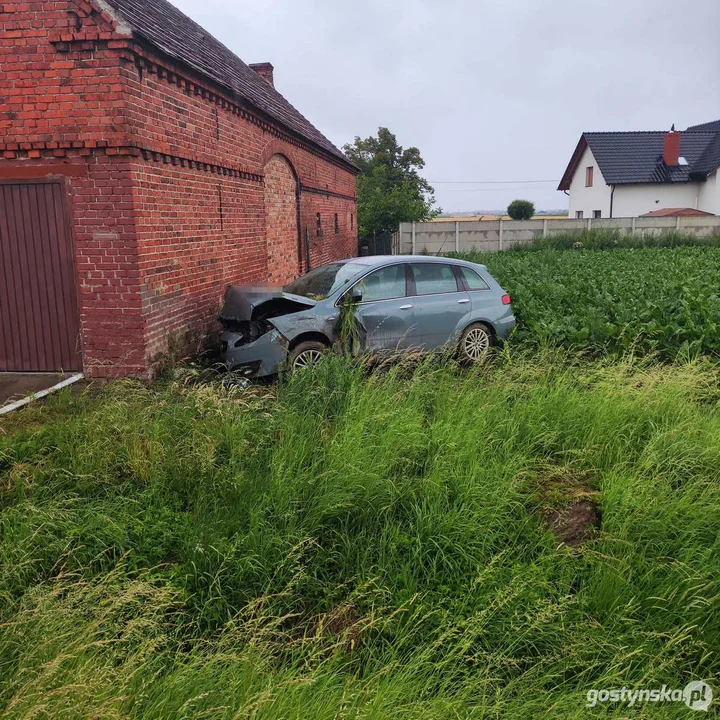 Zderzenie samochodu z budynkiem w Strzelcach Wielkich