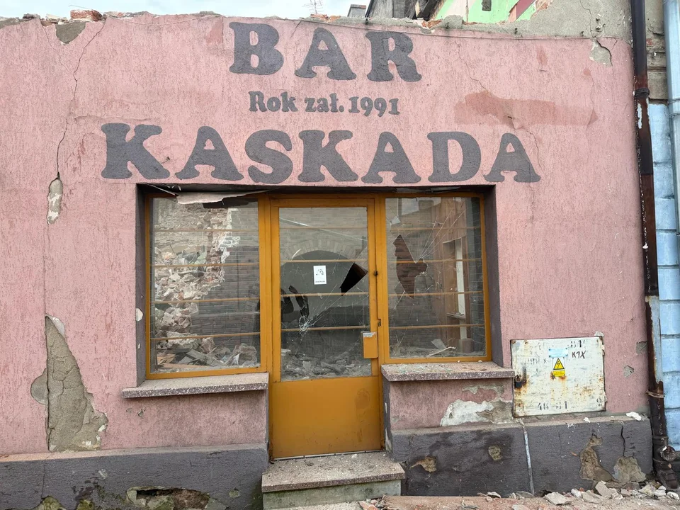 Kultowy Bar „Kaskada” w Pleszewie przestaje istnieć. Trwa wyburzanie budynku przy ul. Krzyżowej - Zdjęcie główne