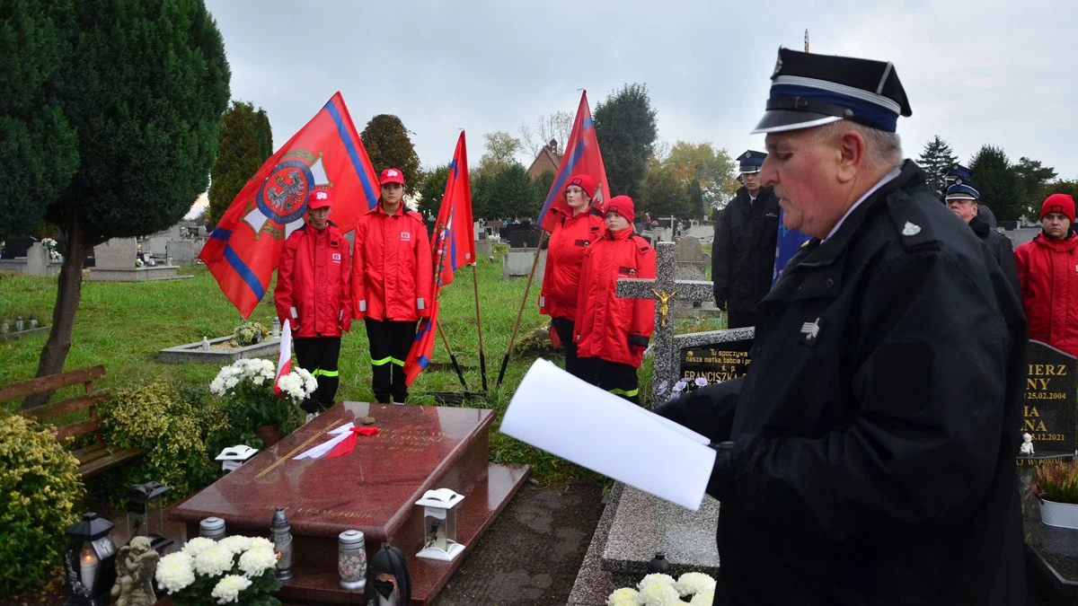 Borek Wlkp. Uroczystość uhonorowania miejsca wiecznego spoczynku Złotym Znakiem Związku OSP RP