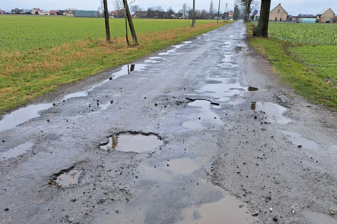 Fatalny stan drogi w Koźmińcu. „Niejeden rozwalił tu koło” - Zdjęcie główne