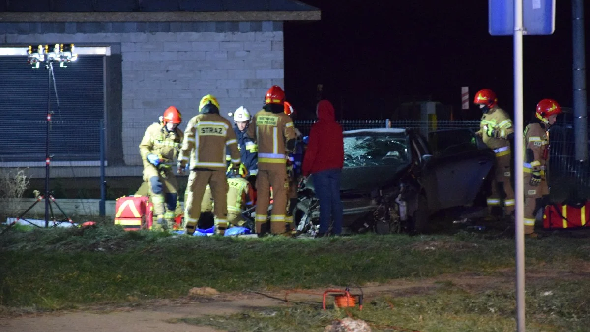 Zderzenie BMW z seatem w Karcu. Kilka osób poszkodowanych, jeden z kierowców był zakleszczony w aucie - Zdjęcie główne