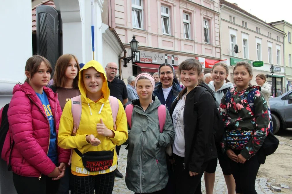 Grupa biało-zielona w drodze z Jarocina na Jasną Górę