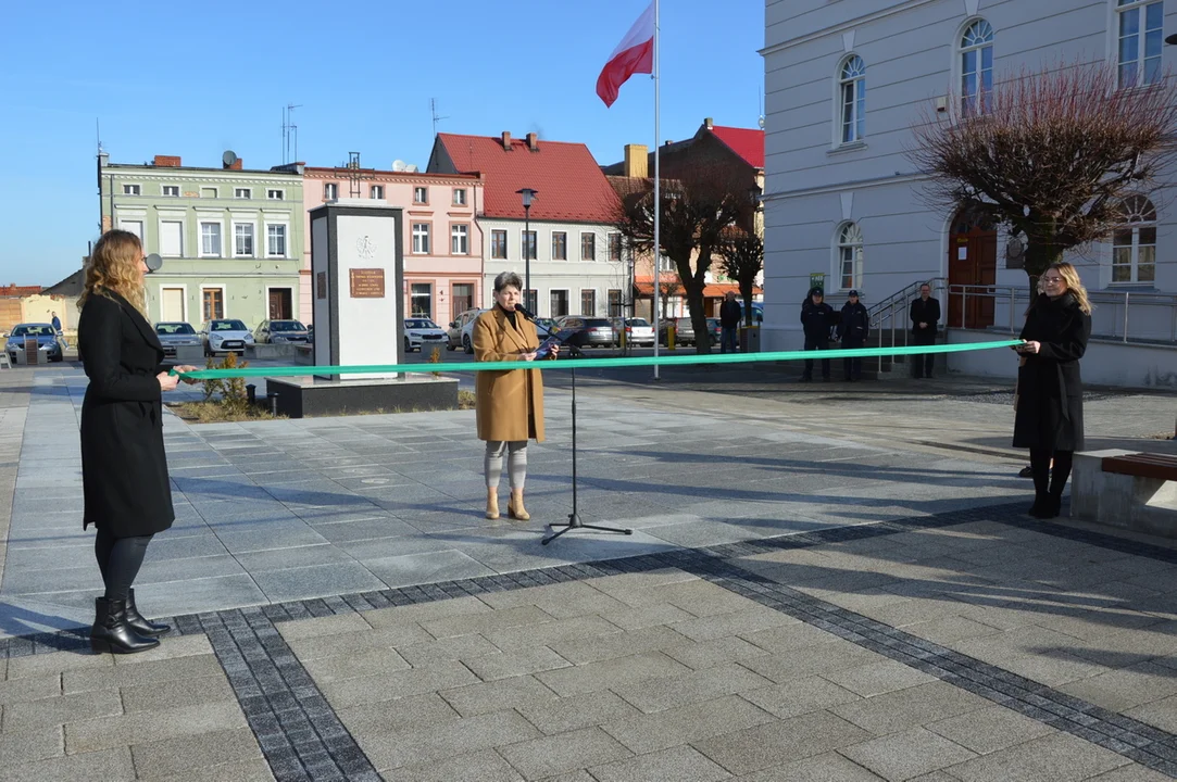 Otwarcie rynku w Jutrosinie z udziałem przedstawicieli samorządów, wojewody i parlamentu